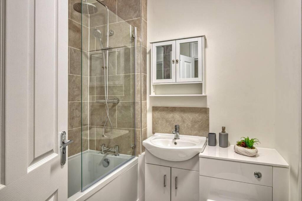 Hidden Gem In Battersea W/ Free Parking Appartement Londen