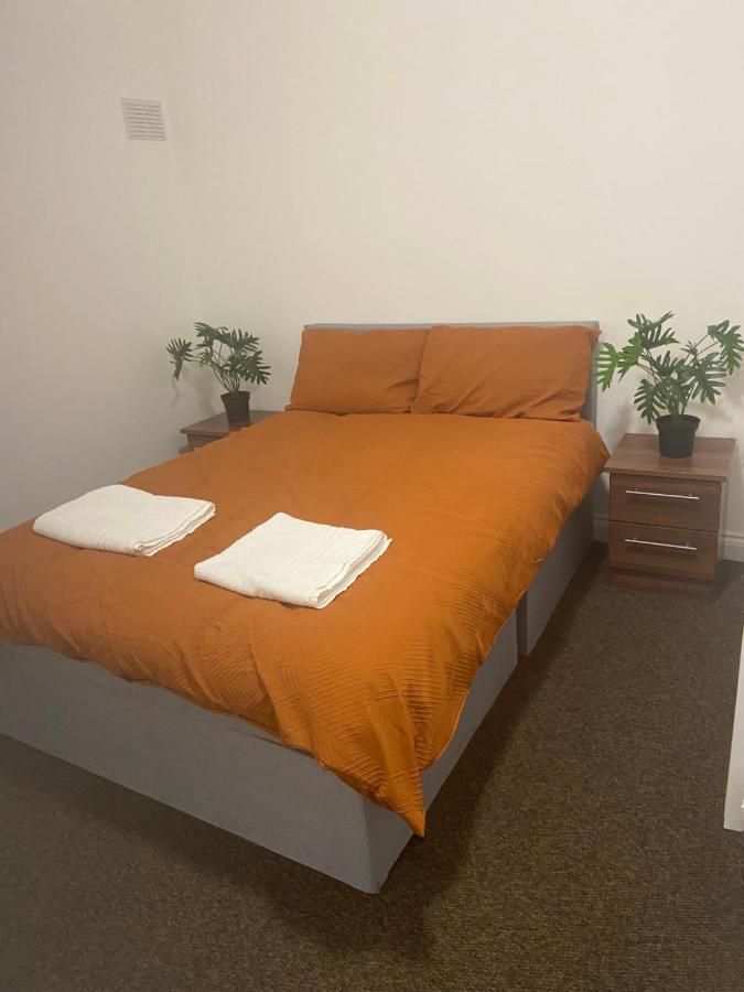 Homely 3 Bedroom Ground Floor Flat Apartment *
