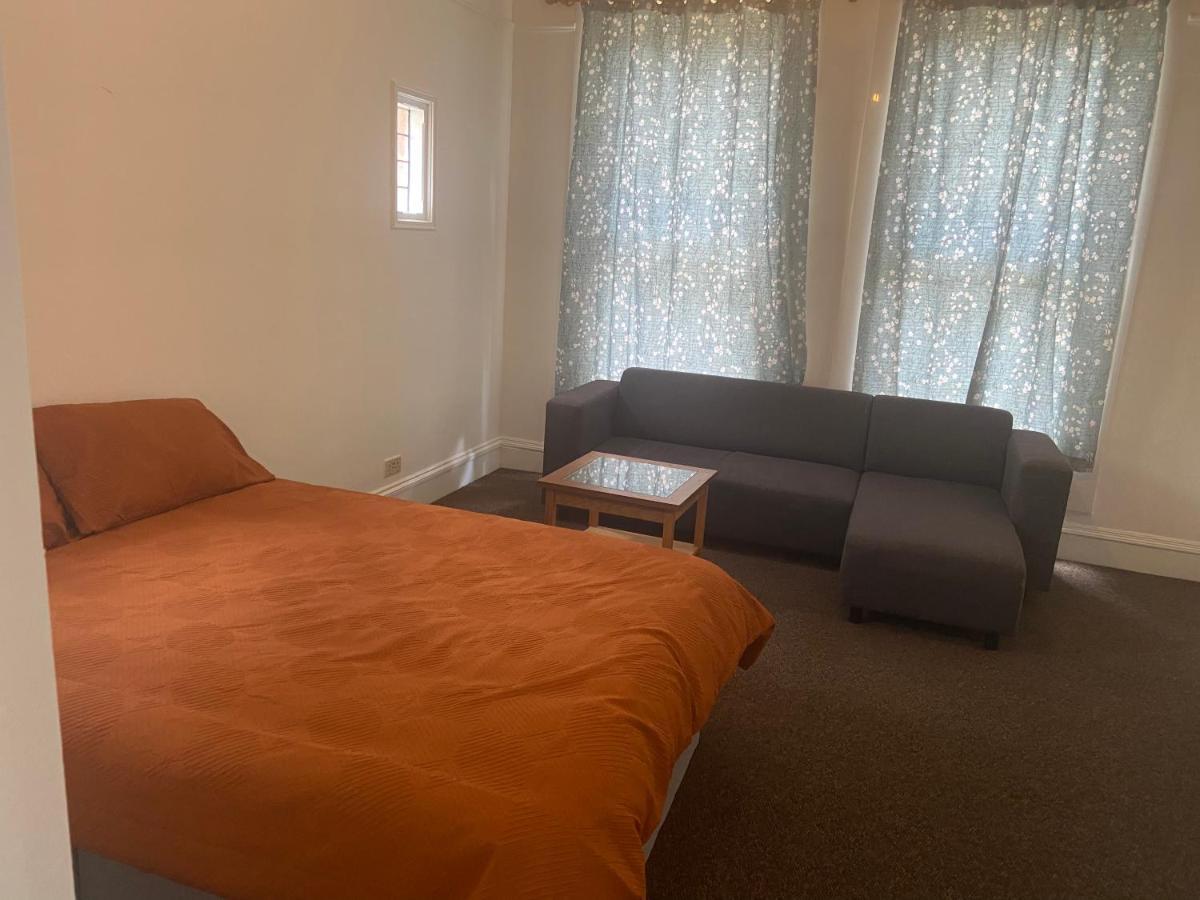 Apartment Homely 3 Bedroom Ground Floor Flat *
