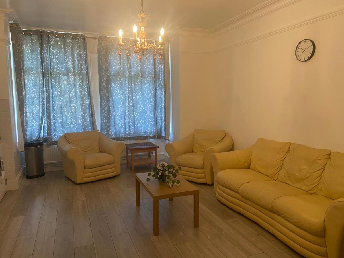 Homely 3 Bedroom Ground Floor Flat * London