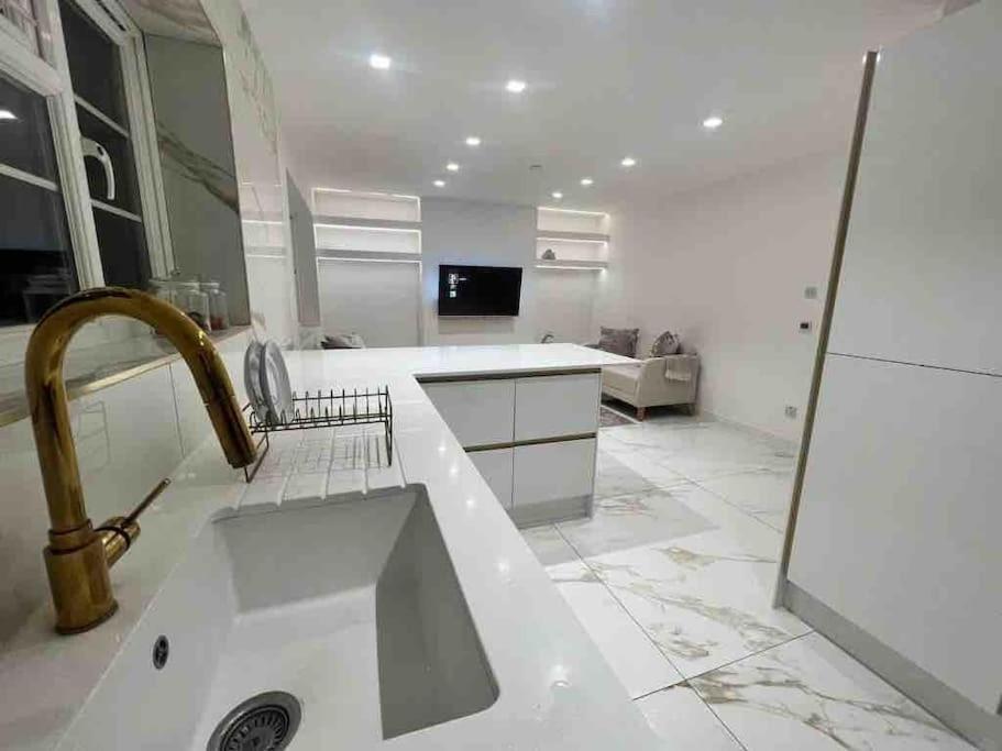 Premium Private Minutes To Central Apartment *