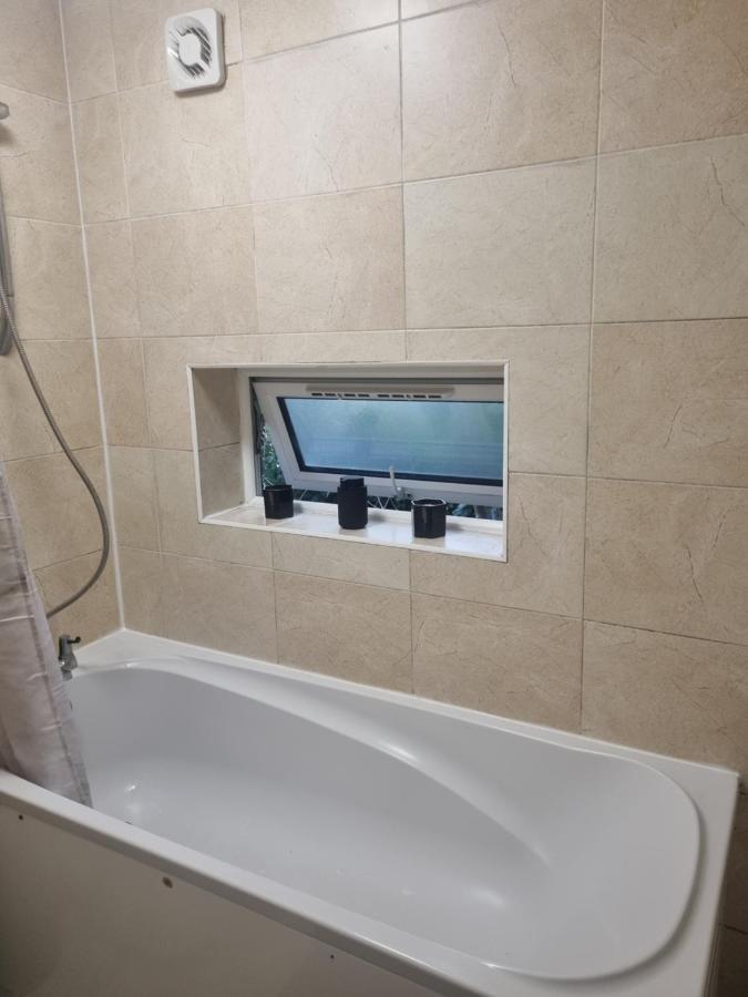 Manhattan Studio Flat Northbridge Services