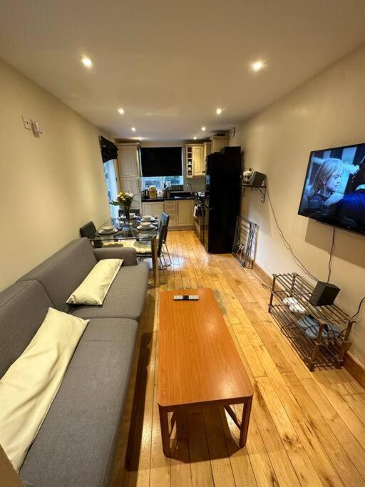 Cozy 2 Bed Flat ! Amazing Bath! Leilighet *