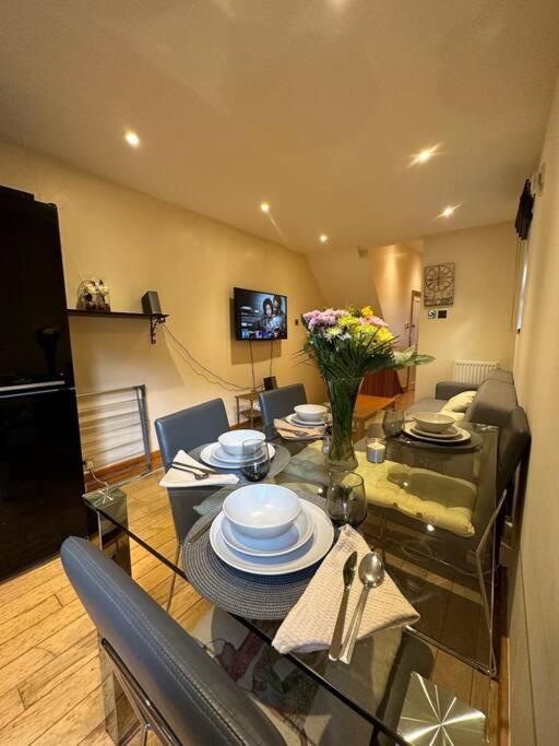 Cozy 2 Bed Flat ! Amazing Bath! Leilighet