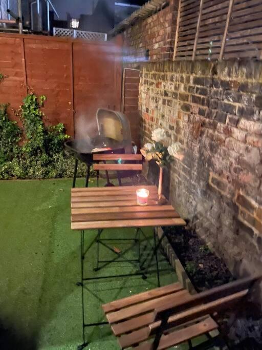 Cozy 2 Bed Flat ! Amazing Bath! Leilighet