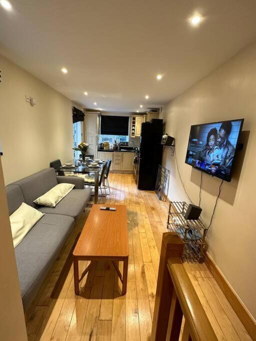 Cozy 2 Bed Flat ! Amazing Bath! Leilighet London