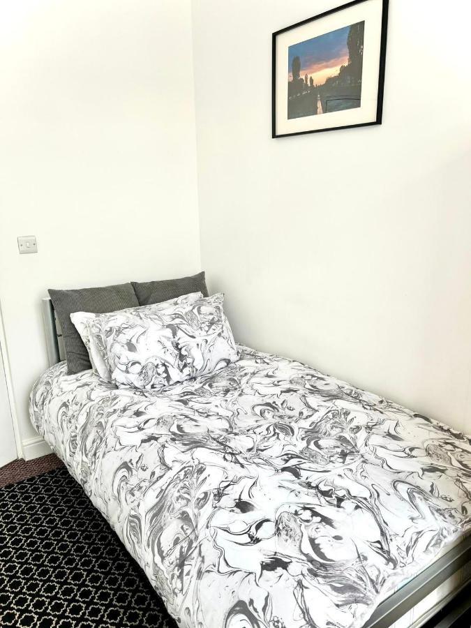 Entire 2-bedroom Stylish Flat, Wembley Park