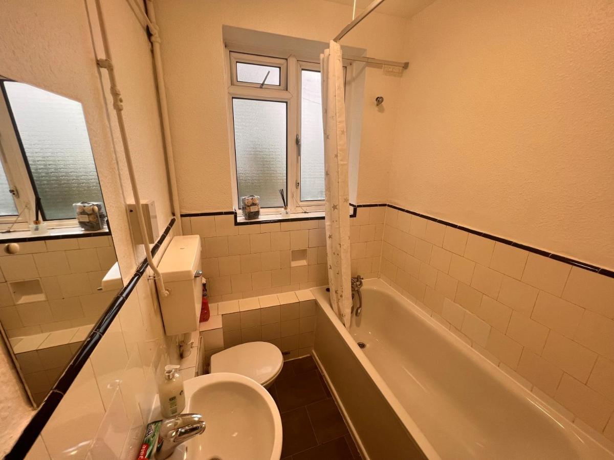 Neasden, Dollis Hill Near Neasden Temple * London