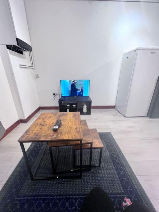Flat 7 Near Westfield Centre, 1 Bedroom, 1 Bathroom Flat Londen
