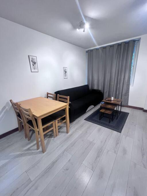 Apartment Flat 7 Near Westfield Centre, 1 Bedroom, 1 Bathroom Flat