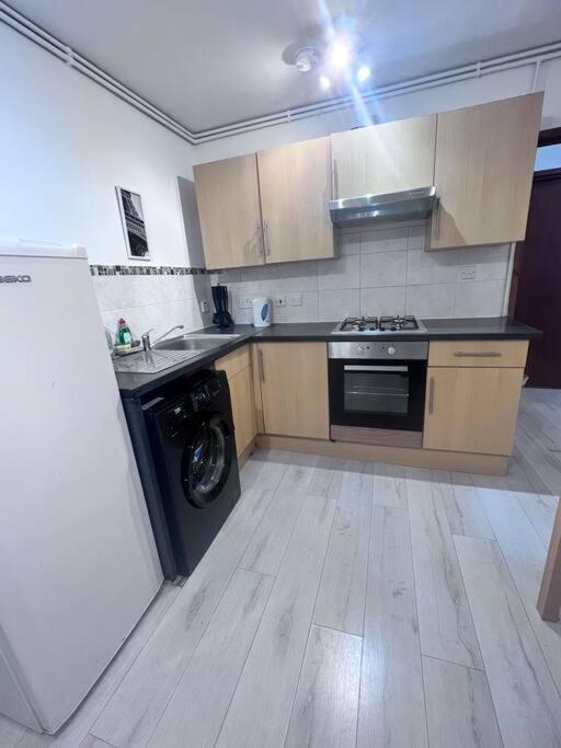 Appartement Flat 7 Near Westfield Centre, 1 Bedroom, 1 Bathroom Flat Londen