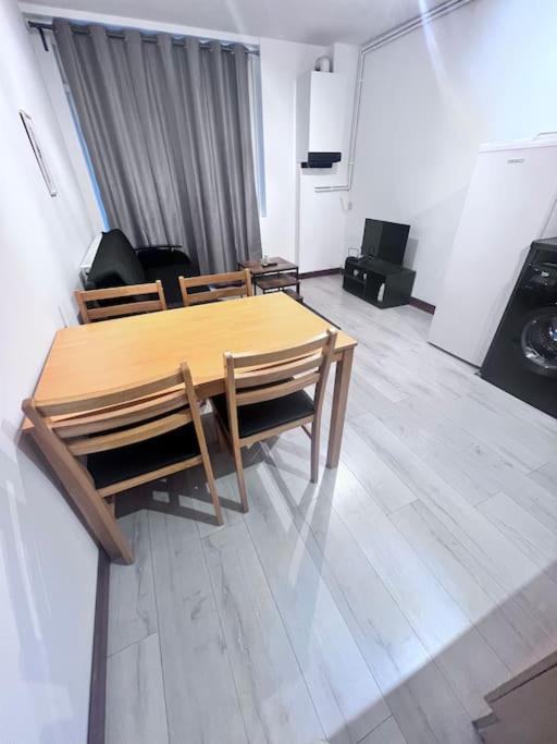 Flat 7 Near Westfield Centre, 1 Bedroom, 1 Bathroom Flat Apartment *