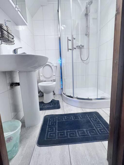 Flat 10 Near Westfield Centre, 1 Bedroom, 1 Bathroom Flat Apartment London