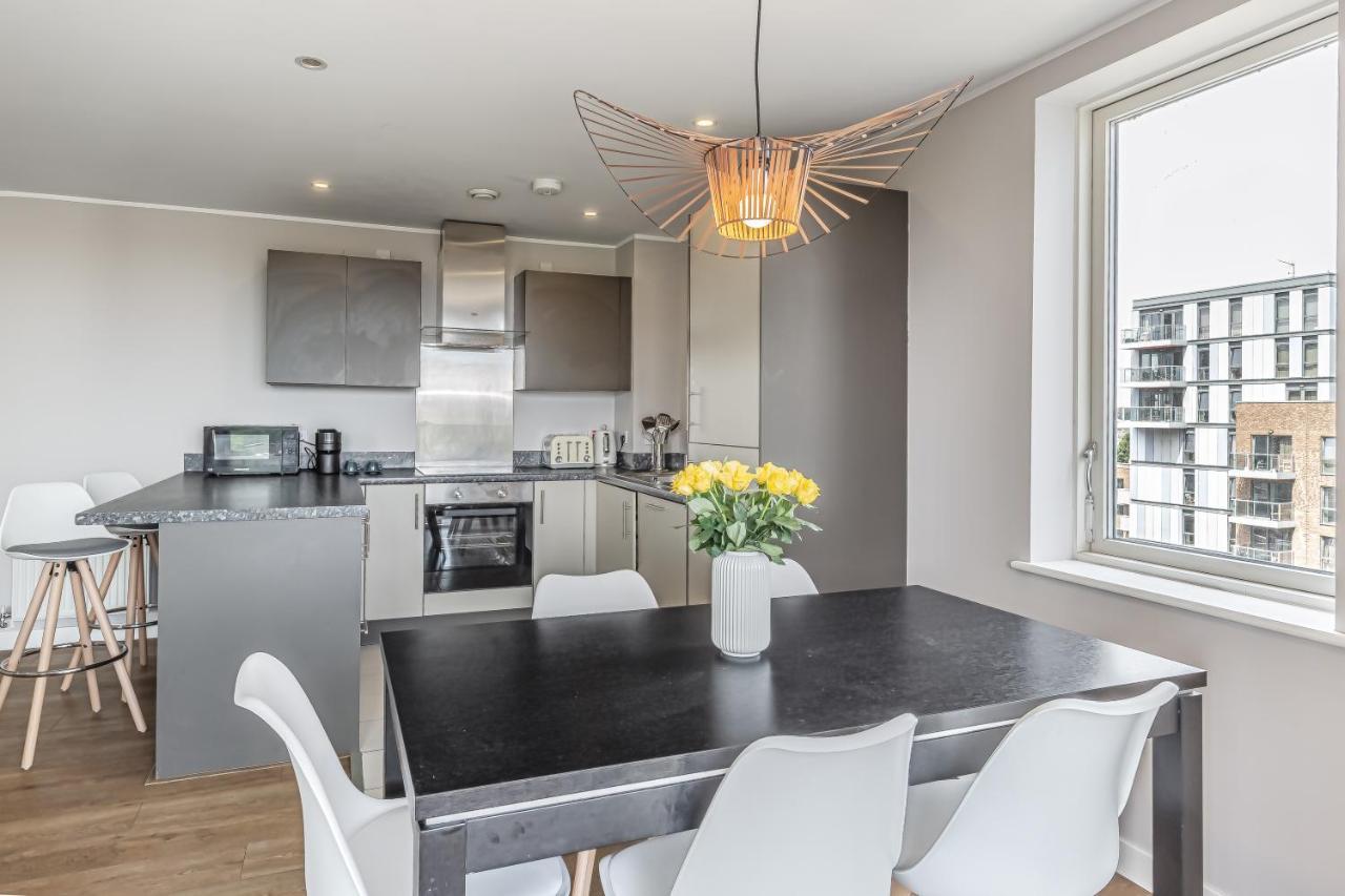 Lovely 3 Beds Penthouse Apartment *