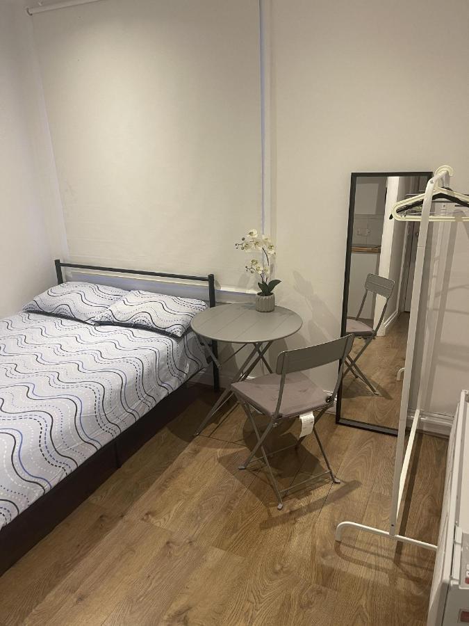 Apartment Charming In - 1 Person Only London