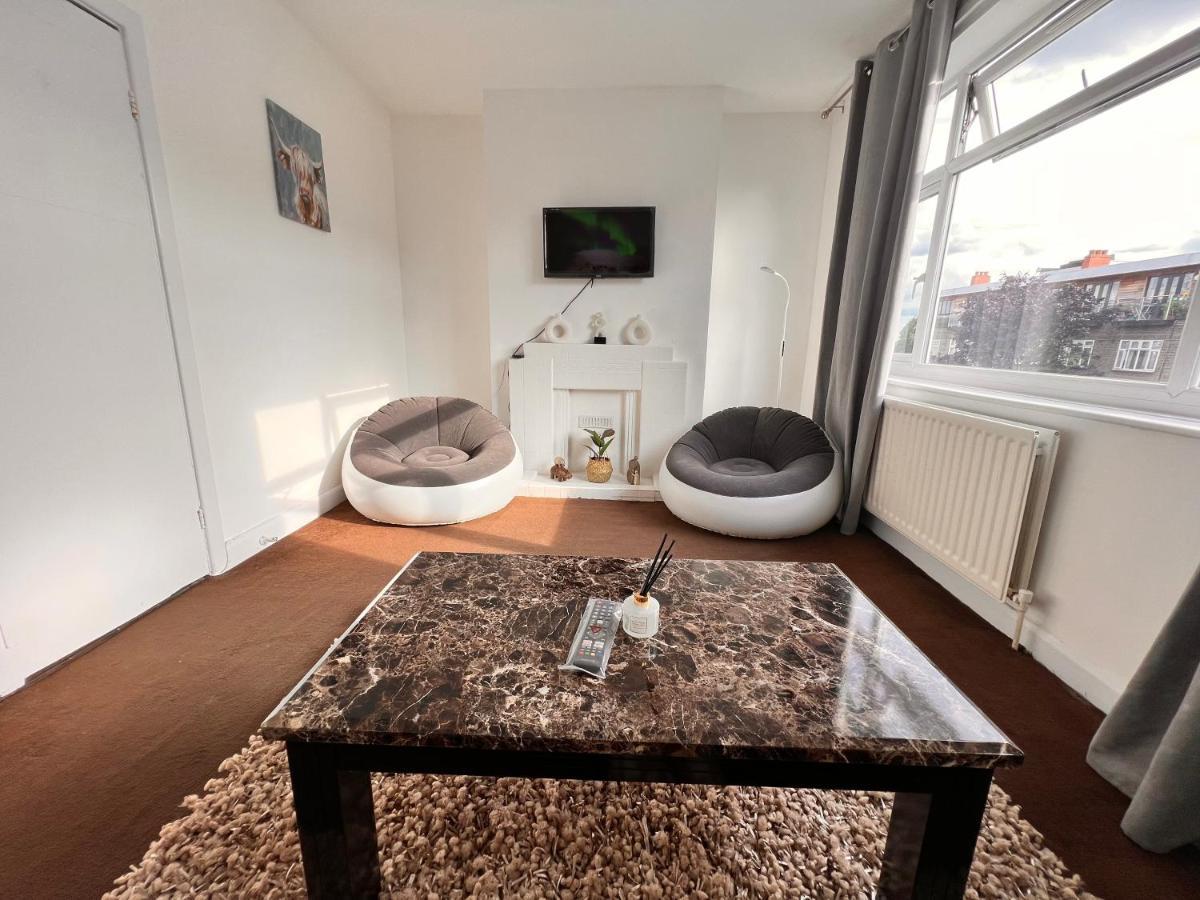 Neasden, Dollis Hill Near Neasden Temple * London