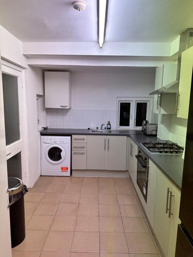 3 Bedroom House With Garden In Tottenham Holiday home London