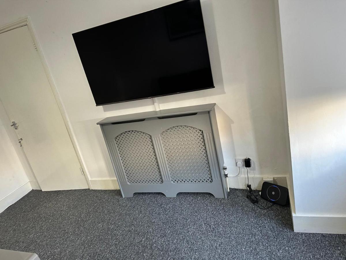 3 Bedroom House With Garden In Tottenham Holiday home London