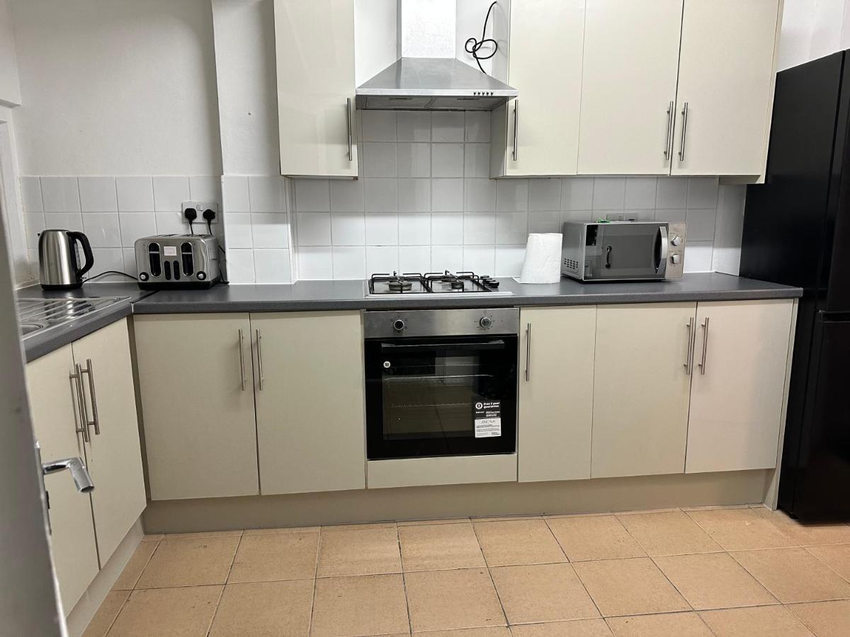 3 Bedroom House With Garden In Tottenham Holiday home *