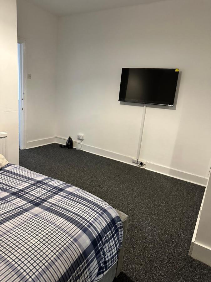 3 Bedroom House With Garden In Tottenham Holiday home *