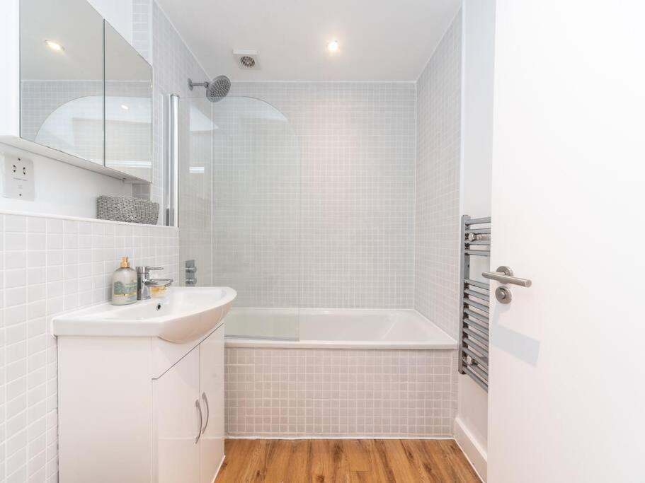 Apartment Bright & Modern 2-bed In Vibrant East London