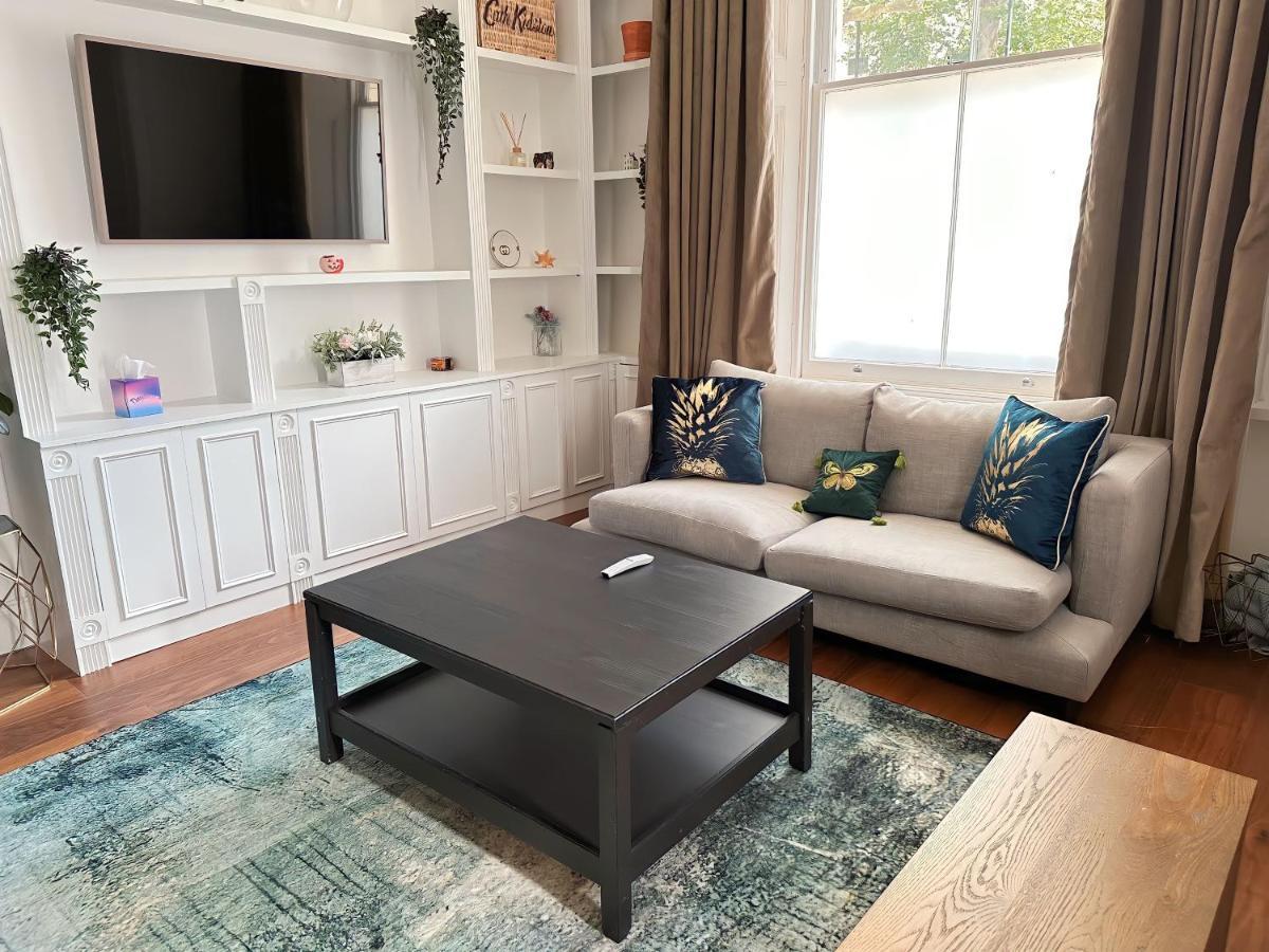 Luxurious 2-bedroom, 2-bathroom Paddington Retreat With En-suite Tv Bed Leilighet London