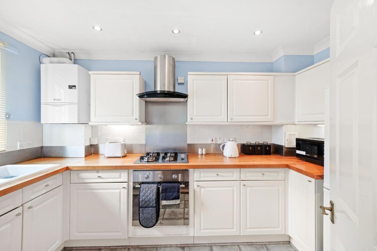 Stunning Central 2 Bed Parking & Garden Ferienhaus *