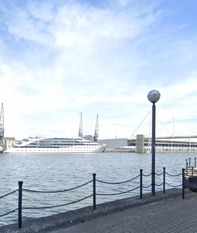 Apartment Luxury Riverview 2bed Apt- 5 Mins From Excel London, Canary Wharf, 02 Arena - Free Parking - Playstation 4 Provided London
