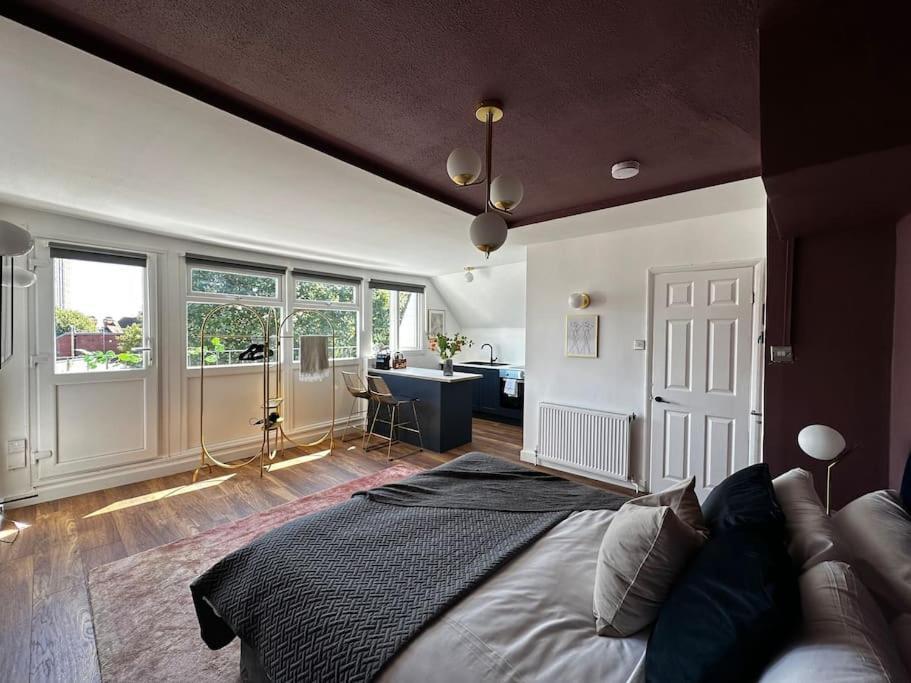 Boutique Near Regent's Park N10 * London