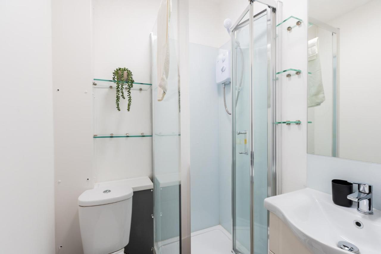 Newly Refurbished In Kensal F *