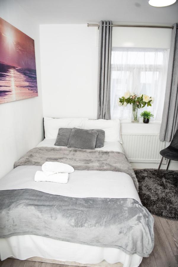 Small But Cozy Studio, Great Tube Connection Leilighet London