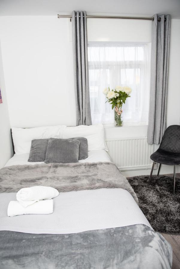 Small But Cozy Studio, Great Tube Connection Leilighet London
