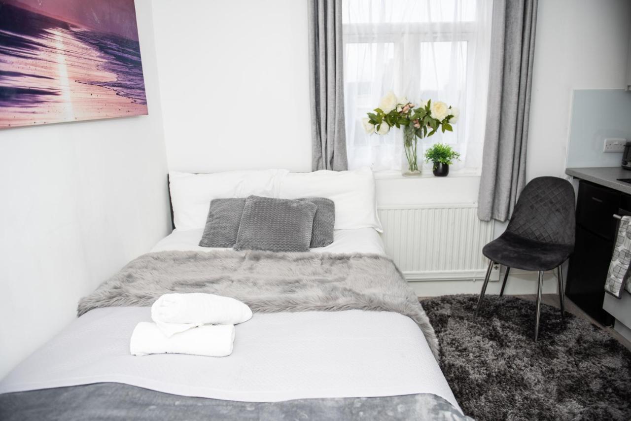 Small But Cozy Studio, Great Tube Connection Leilighet London