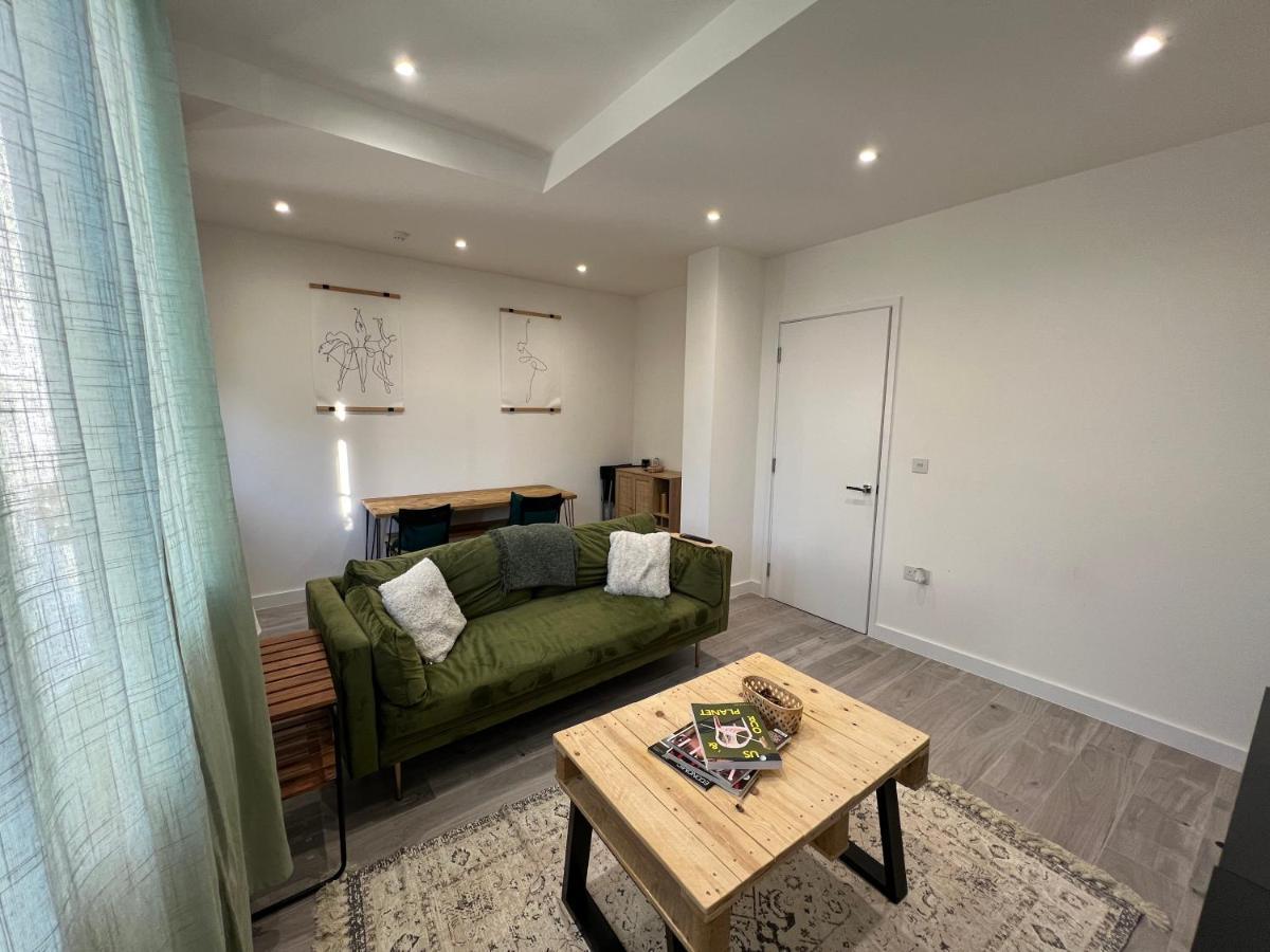 Lovely 1-bedroom Flat With Patio Leilighet London