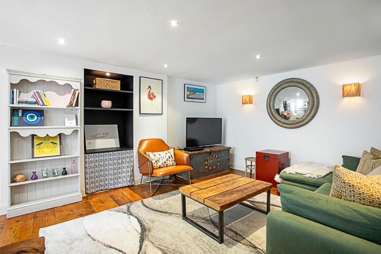 Style Three Bedroom House Apartment *