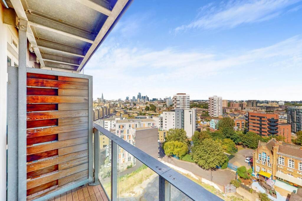 Spacious 3 Bed With Views In Limehouse *