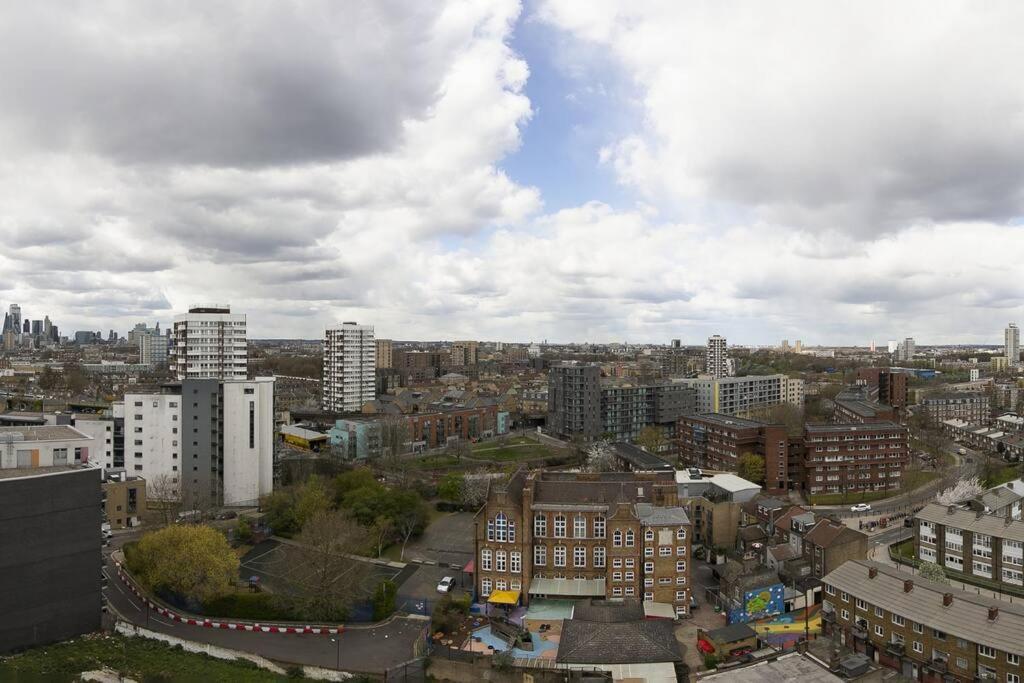 Spacious 3 Bed With Views In Limehouse *