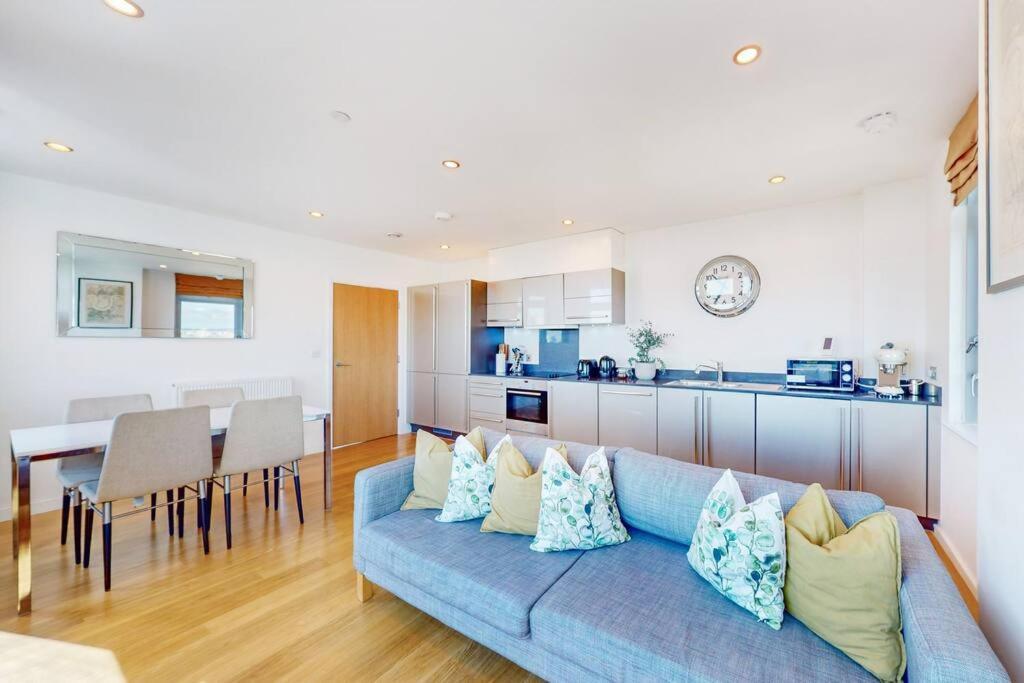 Spacious 3 Bed With Views In Limehouse London