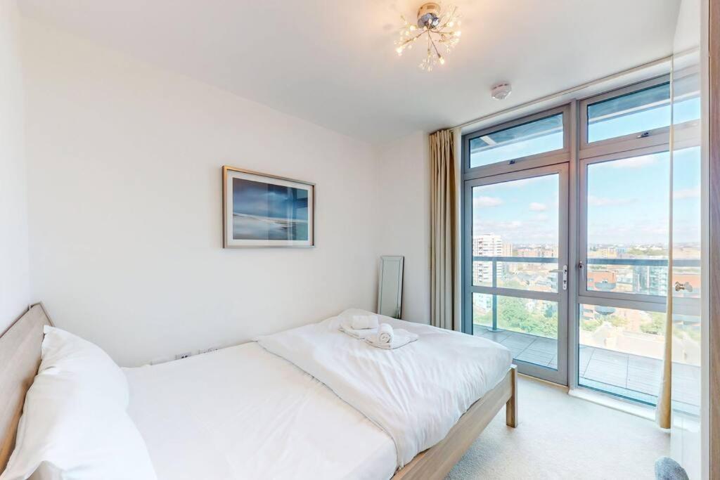 Spacious 3 Bed With Views In Limehouse *