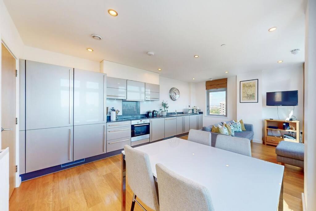 Spacious 3 Bed With Views In Limehouse *