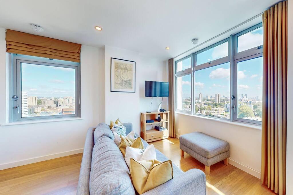 Spacious 3 Bed With Views In Limehouse Apartment *