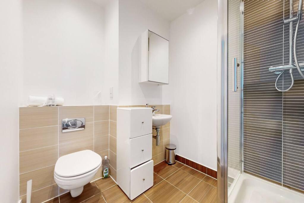 Spacious 3 Bed With Views In Limehouse *