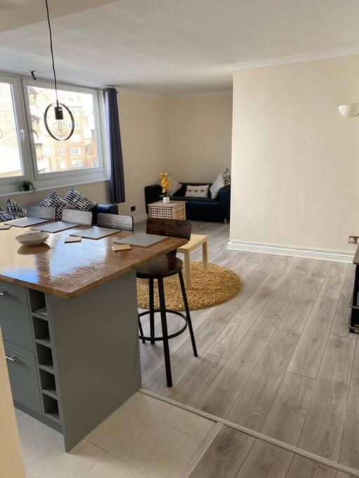 Apartment 2 Bedroom Flat In Kensington. *