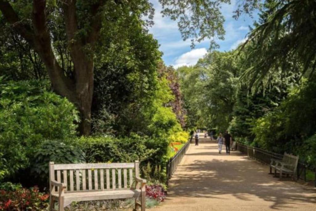 Apartment 2 Bedroom Flat In Kensington. *