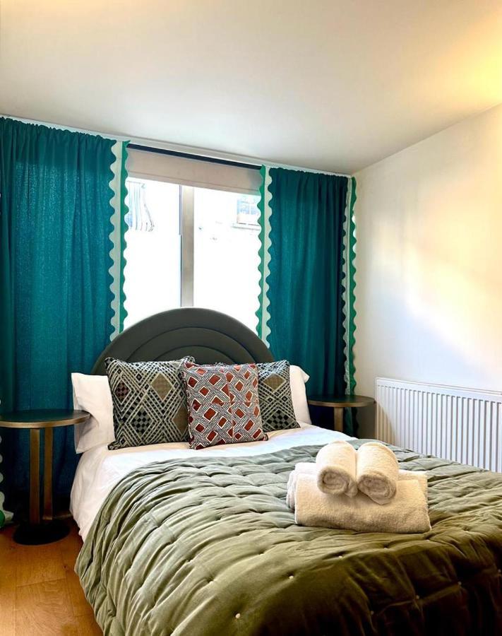 3 Bdrm Notting Hill Mews House - 2 Balconies Feriehus London