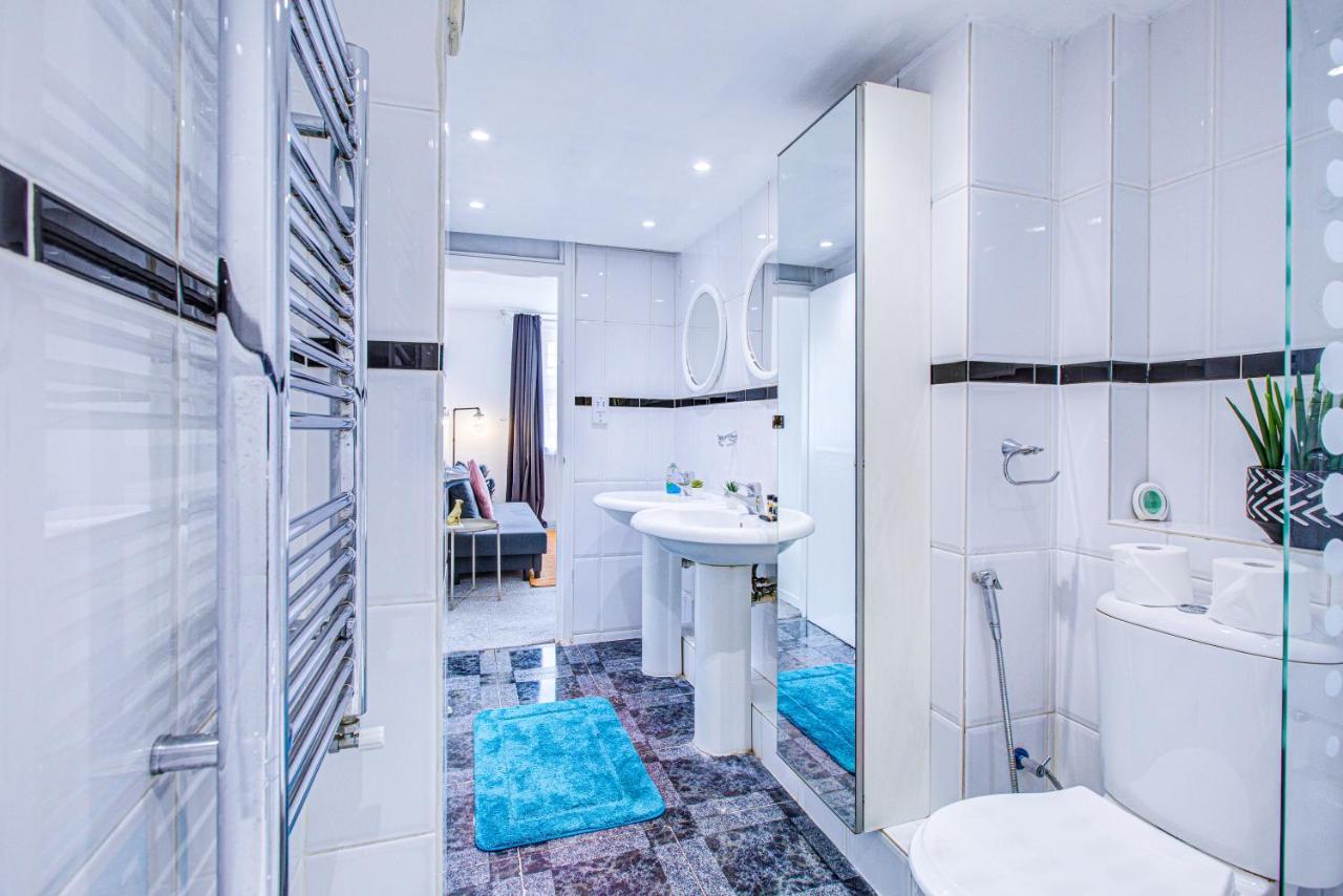 Apartment Beautiful 4-bedroom 5-bath House In London