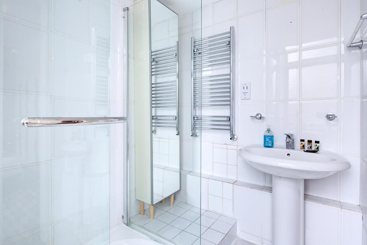 Beautiful 4-bedroom 5-bath House In London