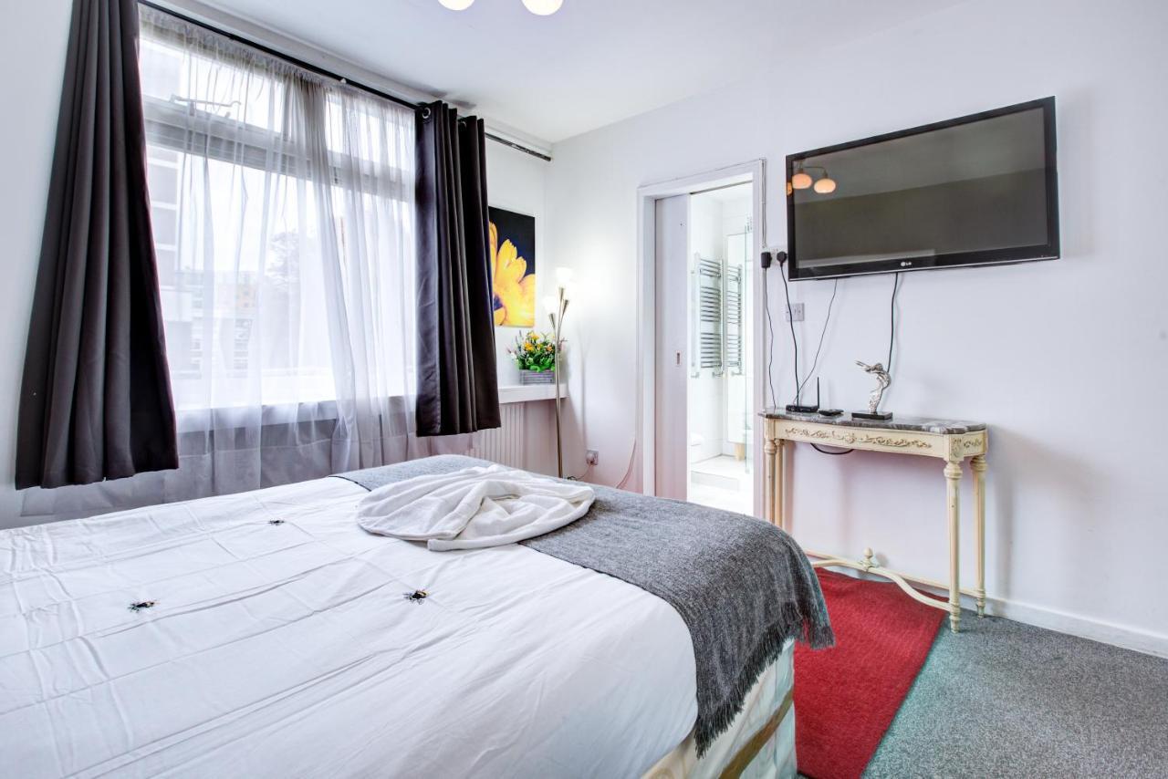 Beautiful 4-bedroom 5-bath House In London
