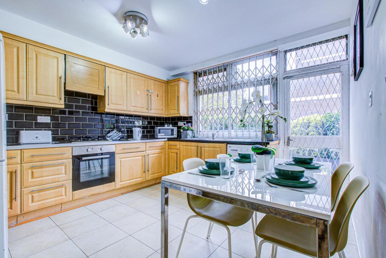 Apartment Beautiful 4-bedroom 5-bath House In London