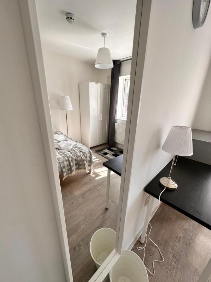 Double And Single In Bromley By Bow * Londres